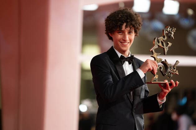 Filmfestspiele in Venedig, Marcello Mastroianni Preis Bester Nachwuchsschauspieler Filippo Scotti Award Winners Photocall - The 78th Venice International Film Festival Filippo Scotti poses with the Marcello Mastroianni Award for Best New Young Actor for The Hand Of God at the awards winner photocall during the 78th Venice International Film Festival on September 11, 2021 in Venice, Italy. Venice Italy carlino-notitle210911_npOs9  Copyright: xLucaxCarlinox