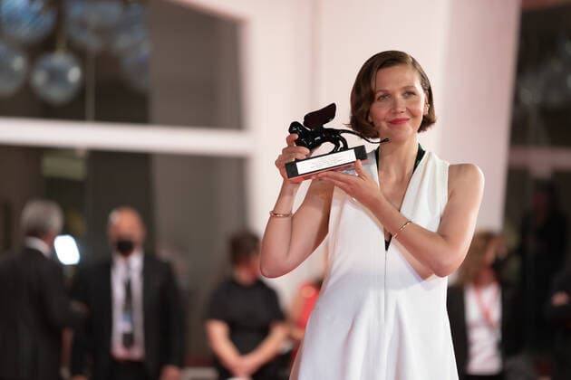 Filmfestspiele in Venedig, Preis fürs beste Drehbuch für Maggie Gyllenhaal The Lost Daughter Award Winners Photocall - The 78th Venice International Film Festival Maggie Gyllenhaal poses with the Award for Best Screenplay for The Lost Daughter at the awards winner photocall during the attends the awards winner photocall during the 78th Venice International Film Festival on September 11, 2021 in Venice, Italy Venice Italy carlino-notitle210911_np3j3  Copyright: xLucaxCarlinox