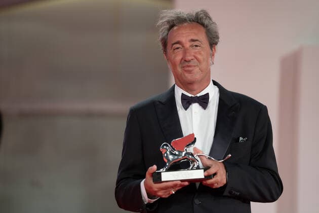 Award Winners Photocall - The 78th Venice International Film Festival Director Paolo Sorrentino poses with the Silver Lion Grand Jury Prize for The Hand Of God at the awards winner photocall during the 78th Venice International Film Festival on September 11, 2021 in Venice, Italy Venice Italy carlino-notitle210911_npaz4  Copyright: xLucaxCarlinox