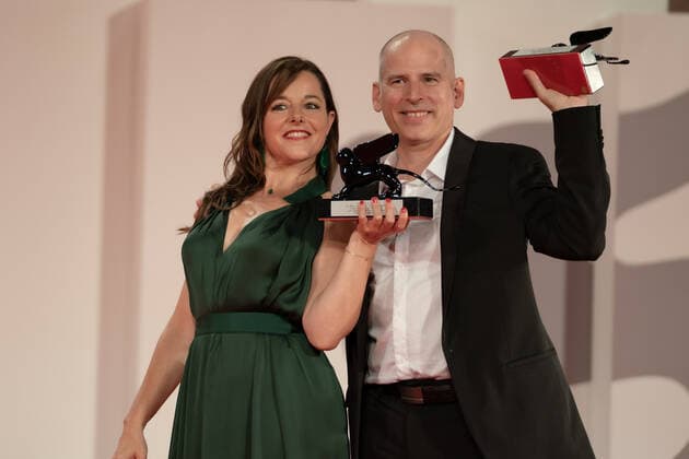 Award Winners Photocall - The 78th Venice International Film Festival Laure Calamy and Director Eric Gravel pose with the Orizzonti Awards for Best Actress and Best Director for A Plein Temps (Full Time) at the awards winner photocall during the 78th Venice International Film Festival on September 11, 2021 in Venice, Italy. Venice Italy carlino-notitle210911_npdq0  Copyright: xLucaxCarlinox