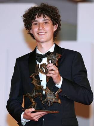 Filmfestspiele in Venedig, Marcello Mastroianni Preis Bester Nachwuchsschauspieler Filippo Scotti Italy Venice Film Festival 6649295 11.09.2021 Actor Filippo Scotti poses with his Marcello Mastroianni award for best young actor for the film The Hand Of God at a photocell after the closing ceremony of the 78th edition of the Venice Film Festival in Venice, Italy. Ekaterina Chesnokova Sputnik Venice Italy  Copyright: xEkaterinaxChesnokovax
