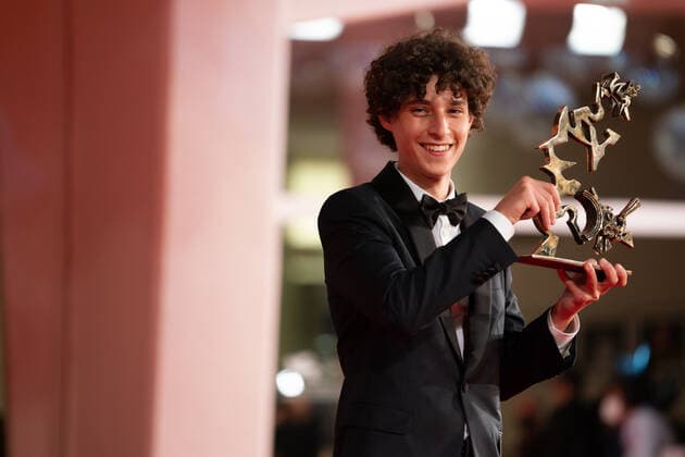Filmfestspiele in Venedig, Marcello Mastroianni Preis Bester Nachwuchsschauspieler Filippo Scotti Award Winners Photocall - The 78th Venice International Film Festival Filippo Scotti poses with the Marcello Mastroianni Award for Best New Young Actor for The Hand Of God at the awards winner photocall during the 78th Venice International Film Festival on September 11, 2021 in Venice, Italy. Venice Italy carlino-notitle210911_npB6N  Copyright: xLucaxCarlinox