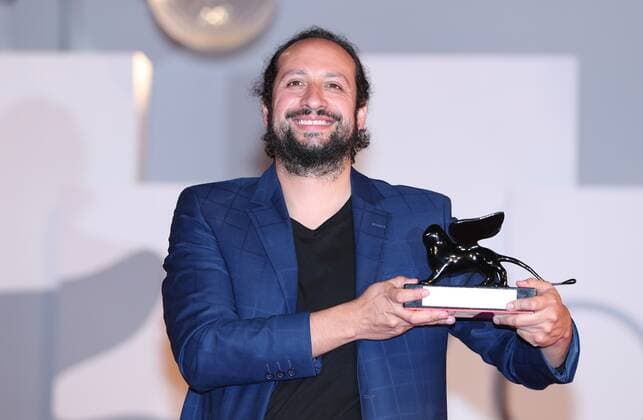 Italy Venice Film Festival 6649329 11.09.2021 Director Kiro Russo poses with the Special Orizzonti Jury Prize for El Gran movimento attends the awards winner photocall during during the 78th Venice International Film Festival in Venice, Italy. Ekaterina Chesnokova Sputnik Venice Italy  Copyright: xEkaterinaxChesnokovax
