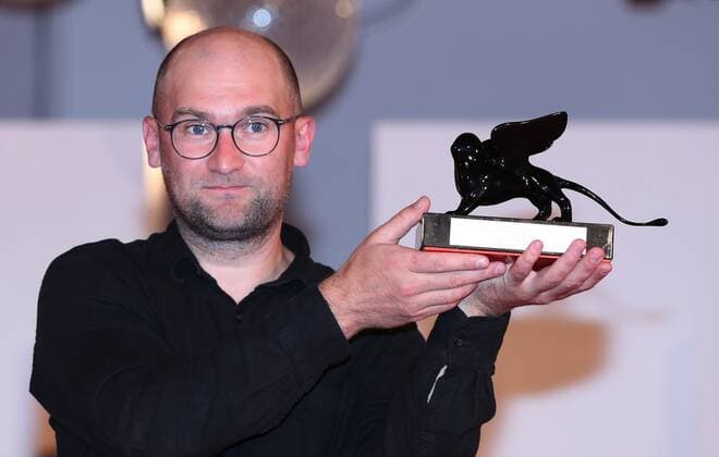 Italy Venice Film Festival 6649314 11.09.2021 Director Laurynas Bareisa poses with the Orizzonti Award for Best Film for Piligrimai (Pilgrims) at the awards winner photocall during the 78th Venice International Film Festival in Venice, Italy. Ekaterina Chesnokova Sputnik Venice Italy  Copyright: xEkaterinaxChesnokovax