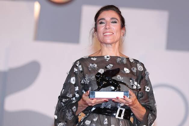 Italy Venice Film Festival 6649368 11.09.2021 Blanca Li poses with the Best VR Experience Award for Le Bal De Paris De Blanca Li at the awards winner photocall during the 78th Venice International Film Festival, in Venice, Italy. Ekaterina Chesnokova Sputnik Venice Italy  Copyright: xEkaterinaxChesnokovax