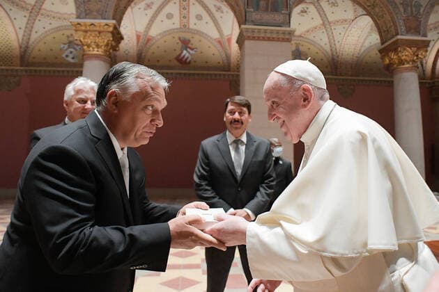 Bilder des Jahres 2021, News 09 September News Themen der Woche KW36 News Bilder des Tages Ungarn, Papst Franziskus zu Gast in Budapest September 12 , 2021 : Viktor Mihaly Orban prime minister of the Republic of Hungary gives a gift to Pope Francis in the Romanesque Hall of the Museum of Fine Arts in Budapest  Copyright: x VATICANxMEDIAx CPPx xIPAx x CatholicxPressxPhotox