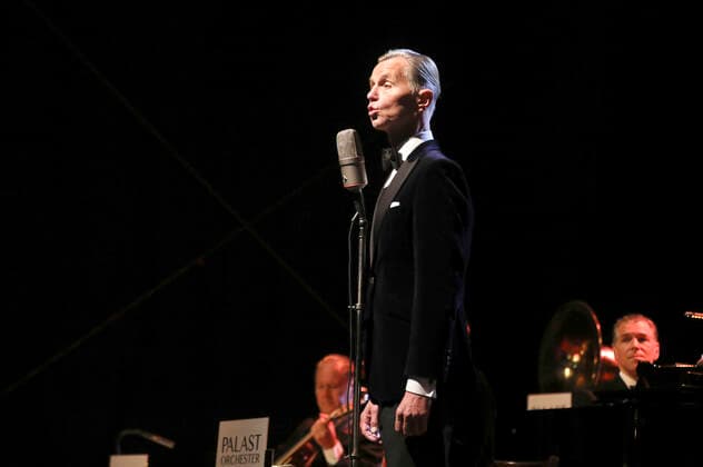 Max Raabe Palast Orchester live with the program Guten Tag, liebes Glück Open Air 2021 at the courtyard of the Kulturbrauerei Görlitz, 11 09 2021 Foto:xM.xWehnertx xFuturexImage