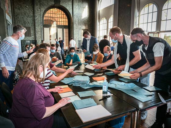 Bilder des Jahres 2021, News 09 September News Themen der Woche KW36 News Bilder des Tages Auszählung zur Kommunalwahl 2021 Punkt 18 Uhr beginnt die Auszählung der Wahlzettel im Neuen Rathaus in Hannover *** Counting of ballot papers for the 2021 local elections begins at 6 p.m. sharp at the New Town Hall in Hanover Copyright: xBerndxGüntherx