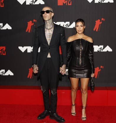 Entertainment Bilder des Tages Courtney Kardashian (right) arrives on the red carpet with Travis Barker at the 38th annual MTV Video Music Awards at Barclays Center in New York City on Sunday, September 12, 2021.  NYP20210912184 JOHNxANGELILLO