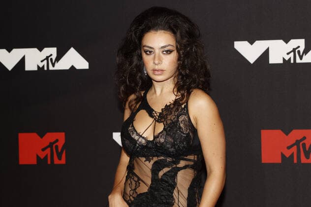 Charli XCX arrives on the red carpet at the 38th annual MTV Video Music Awards at Barclays Center in New York City on Sunday, September 12, 2021.  NYP20210912190 JOHNxANGELILLO