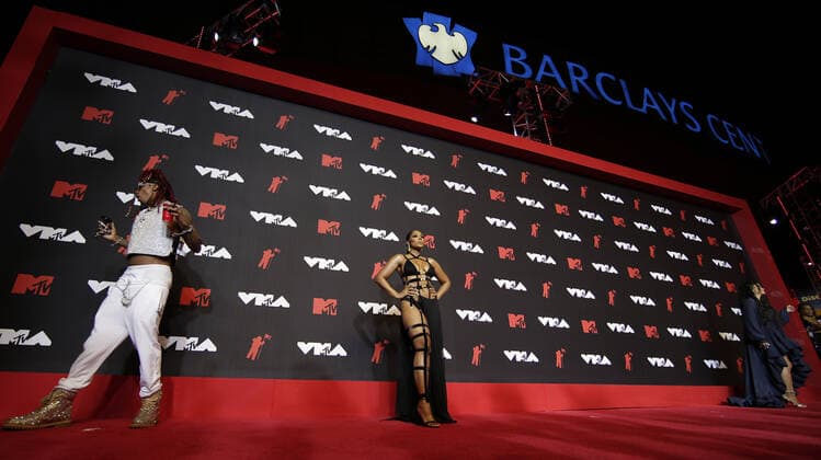 Ashanti (center) arrives on the red carpet at the 38th annual MTV Video Music Awards at Barclays Center in New York City on Sunday, September 12, 2021.  NYP20210912193 JOHNxANGELILLO