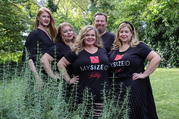 12.09.2021. Düsseldorf. Casting: Plus Size Model für Fräulein Kurvig – Kalender 2022. Mehr als 2800 Bewerbungen sind in den vergangenen Monaten über die Fräulein Kurvig-Homepage eingegangen. Eine Auswahl von 50 Bewerbern innen werden in das Fashionhotel Indigo nach Düsseldorf eingeladen, um dort einen einzigartigen Tag beim Fräulein Kurvig-Casting zu erleben. Es werden 12 Kandidaten:innen als Models für den Kalender ausgesucht. Gleichzeitig haben die Castinggewinner die Chance auf einen Modelvertrag mit den renommierten Agenturen MOS (Nürnberg) und Fräulein Kurvig – Die Agentur (Düsseldorf). Hier v.li.: Castingjury: Veit Alex (Androgynes Model), Erika Croonenbroek(Motivationscoach), Melanie Hauptmanns (Initiatorin, TV Expertin, Bodypositi