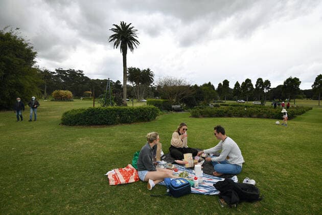 NSW CORONAVIRUS COVID19, Locals gather at Centennial Park after picnic restrictions were lifted in Sydney, Monday, September 13, 2021. NSW has been warned of a challenging two months ahead with an incoming peak in COVID-19 cases even as restrictions ease for fully vaccinated residents. ( NO ARCHIVING, EDITORIAL USE ONLY, NO USE IN BOOKS WITHOUT CONSENT SYDNEY NSW AUSTRALIA  Copyright: xJOELxCARRETTx 20210913001575678746