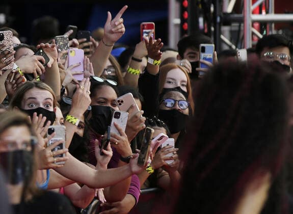 Fans react as Doja CAt arrives on the red carpet at the 38th annual MTV Video Music Awards at Barclays Center in New York City on Sunday, September 12, 2021.  NYP20210912923 JOHNxANGELILLO