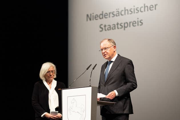Hanover, Germany 13 September 2021 News 2021 Lower Saxony State Prize 2020 State Opera Hanover 13 09 2021 Stephan Weil SPD , State Premier of Lower Saxony, gives a speech during the event Next to him is Edith Bischof entrepre Copyright: xFotostandx xMattheyx