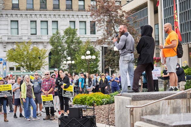 September 13, 2021, Winnipeg, mb, Canada: Protest organizer Shaun Zimmer (grey shirt) speaks to a crowd of protesters that marched from the Manitoba Legislative Building to City Hall in Winnipeg on Monday, September 13, 2021. A group that calls themselves Canadian Frontline Nurses organized protests in all Canadian Provinces Monday. Winnipeg Canada  - ZUMAc35_ 20210913_zaf_c35_033 Copyright: xDavidxLipnowskix