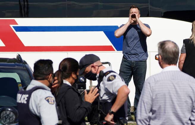 September 13, 2021, Burnaby, B.C, Canada: A lone protester heckles Liberal leader Justin Trudeau as he takes part in an interview with Global reporter Neetu Garcha in Burnaby, B.C., on Monday, Sept. 13, 2021. The interview was set to take part outside but had to be moved inside due to the protester. Burnaby Canada  - ZUMAc35_ 20210913_zaf_c35_071 Copyright: xSeanxKilpatrickx