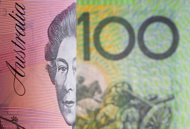 Australian 100 dollar bill in front of 5 dollar bill with queen Elisabeth II, Australia Australia 100 dollar bill in front of 5 dollar bill with queen Elisabeth II, Australia BLWS651978 Copyright: xblickwinkel McPHOTO B.xLeitnerx