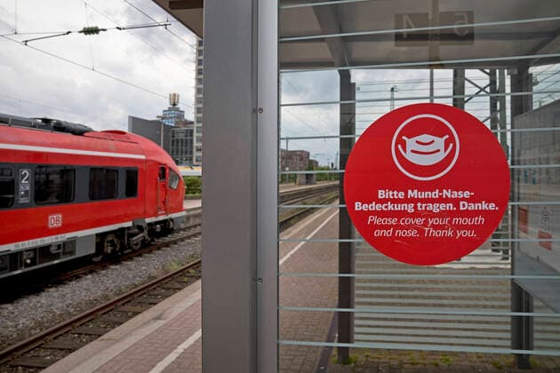 Advice to wear a face mask at the main station Dortmund, Corona pandemie, Germany, North Rhine Westphalia, Ruhr Area, Dortmund BLWS651854 Copyright: xblickwinkel S.xZiesex