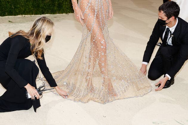 Attendants adjust the dress of Kendall Jenner as she arrives for The Met Gala at The Metropolitan Museum of Art celebrating the opening of In America: A Lexicon of Fashion in New York City on Monday, September 13, 2021.  NYP20210913585 JOHNxANGELILLO