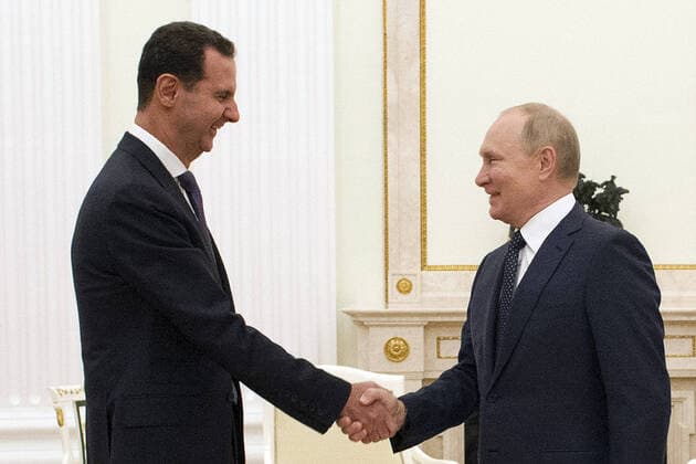 Bilder des Jahres 2021, News 09 September News Themen der Woche KW37 News Bilder des Tages MOSCOW, RUSSIA â€“ SEPTEMBER 13, 2021: Syriaâ€™s President Bashar al-Assad (L) and Russiaâ€™s President Vladimir Putin shake hands during a meeting in the Kremlin. Mikhail Klimentyev Russian Presidential Press and Information Office TASS  TS1105D3