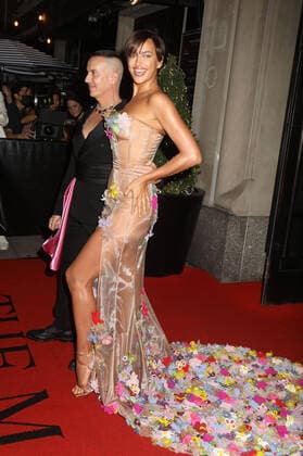 September 13, 2021, New York, New York, USA: Designer JEREMY SCOTT and model IRINA SHAYK attend the 2021 VIP Met Gala departures held at The Mark Hotel. New York USA - ZUMAk03_ 20210913_zaf_k03_148 Copyright: xNancyxKaszermanx