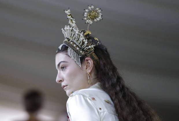 Lorde arrives on the red carpet for The Met Gala at The Metropolitan Museum of Art celebrating the opening of In America: A Lexicon of Fashion in New York City on Monday, September 13, 2021.  NYP20210913372 JOHNxANGELILLO