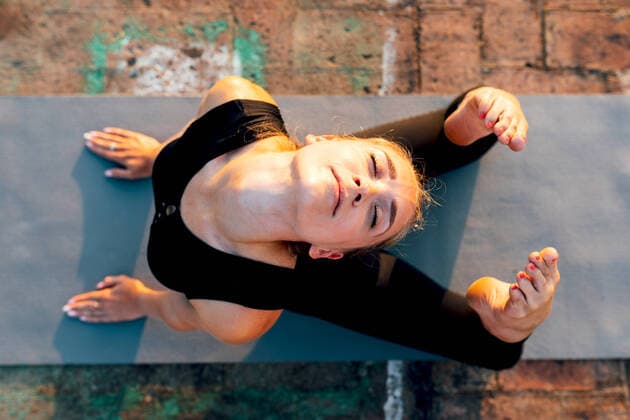 IMAGO Creative, Neujahr, Vorsätze, Sport IMAGO Creative, Jahreszeit Sommer, Sommer in der Stadt IMAGO Creative: Sport in der Stadt IMAGO Creative: Clickbait, Sport und Fitness Young slender female in sports clothes doing Raja Bhujangasana while practicing yoga in city on sunny day, Model released SergioVictorVega_YogaInTheCity_30.jpg Copyright: xSergioxVictorxVegax MR