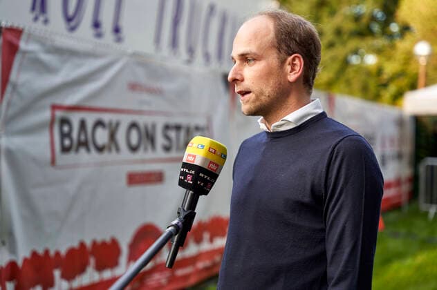 Raoul Roßmann handing over the cheque before the Max Giesinger charity concert as part of the Back on Stage concert series at the Gilde Parkbühne Hannover, 13 09 2021 Foto:xU.xStammx xFuturexImage