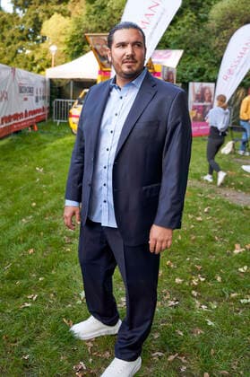 Nico Röger handing over the cheque before the Max Giesinger charity concert as part of the Back on Stage concert series at the Gilde Parkbühne Hannover, 13 09 2021 Foto:xU.xStammx xFuturexImage