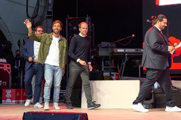 Max Giesinger, Raoul Roßmann and Nico Röger handing over the cheque before the Max Giesinger charity concert as part of the Back on Stage concert series at the Gilde Parkbühne Hannover, 13 09 2021 Foto:xU.xStammx xFuturexImage