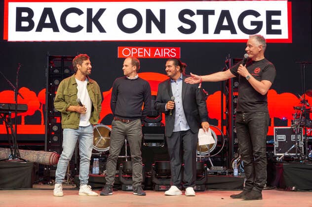 Max Giesinger, Raoul Roßmann and Nico Röger handing over the cheque before the Max Giesinger charity concert as part of the Back on Stage concert series at the Gilde Parkbühne Hannover, 13 09 2021 Foto:xU.xStammx xFuturexImage