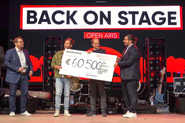Max Giesinger, Raoul Roßmann and Nico Röger handing over the cheque before the Max Giesinger charity concert as part of the Back on Stage concert series at the Gilde Parkbühne Hannover, 13 09 2021 Foto:xU.xStammx xFuturexImage