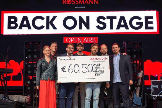 Representatives of Coronakünstlerhilfe, Max Giesinger, Raoul Roßmann and Nico Röger handing over the cheque before the Max Giesinger charity concert as part of the Back on Stage concert series at the Gilde Parkbühne Hannover, 13 09 2021 Foto:xU.xStammx xFuturexImage