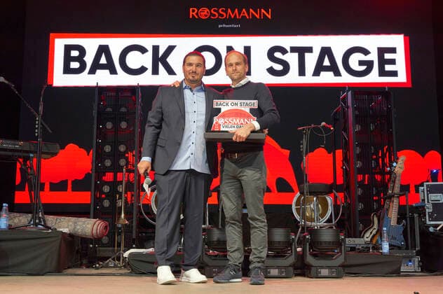 Nico Röger and Raoul Roßmann handing over the cheque before the Max Giesinger charity concert as part of the Back on Stage concert series at the Gilde Parkbühne Hannover, 13 09 2021 Foto:xU.xStammx xFuturexImage