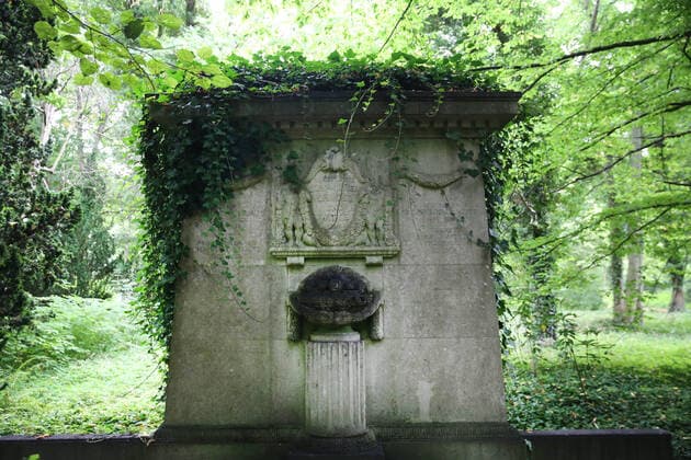 Blick am Montag (13.09.2021) im Lindenpark der Hansestadt Rostock auf einen historischen Grabstein. Der Park wurde 1831 zunächst als städtischer Friedhof angelegt und in den zurückliegenden Jahrzehnten nach mehreren Umgestaltungsetappen in einen Stadtpark umgewandelt. Er ist heute gekennzeichnet von einem wertvollen Baumbestand und verschiedenen erhaltungswürdigen Grabsteinen. Infolge wird er von den Bewohnern der Hansestadt insbesondere als Erholungsort genutzt. Dennoch Gedenken Menschen auf dem Gelände nach wie vor den Toten. Eine Möglichkeit dazu bietet sich u.a. am Samstag den 18.09.2021. Dann wird unter dem Motto Natürlich erinnern bundesweit der Tag des Friedhofs begangen. *** View on Monday 13 09 2021 in the Lindenpark