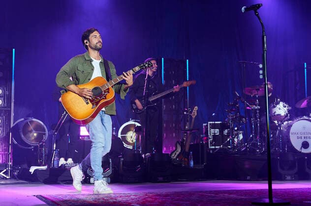 Max Giesinger at a charity concert as part of the concert series Back on Stage at the Gilde Parkbühne Hannover, 13 09 2021 Foto:xU.xStammx xFuturexImage