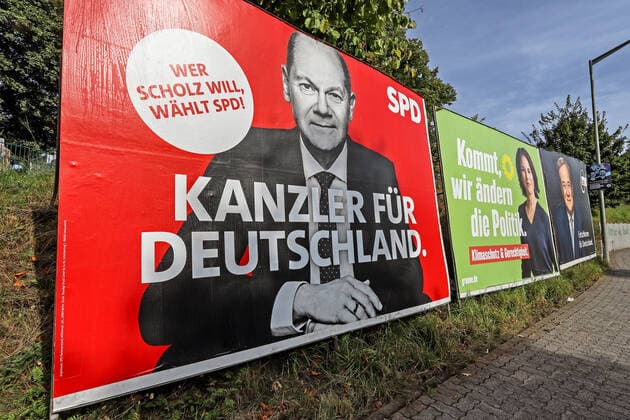 Election posters for the federal election 2021 v li of the SPD with the candidate for chancellor Olaf Scholz KANZLER FUER FÜR DEUTSCHLAND WER SCHOLZ WILL, WAEHLT WÄHLT SPD , the Greens Greens with the candidate for chancellor Annalena Baerbock KOMMT, WE CHANGE POLICY CLIMATE