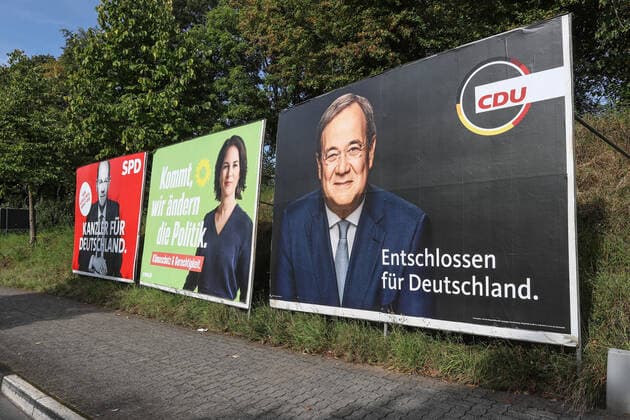 Election posters for the federal election 2021 v li of the SPD with the candidate for chancellor Olaf Scholz KANZLER FUER FÜR DEUTSCHLAND WER SCHOLZ WILL, WAEHLT WÄHLT SPD , the Greens Greens with the candidate for chancellor Annalena Baerbock KOMMT, WE CHANGE POLICY CLIMATE