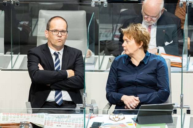 Hannover, Deutschland 14. September 2021: News - 2021 - Plenarsitzung im Niedersaechsischen Landtag - 14.09.2021 v. li. Grant Hendrik Tonne (SPD), Kultusminister Niedersachsen, und Daniela Behrens (SPD), Gesundheits-und Sozialministerin Niedersachsen, waehrend der Plenarsitzung auf der Regierungsbank. Niedersachsen *** Hanover, Germany 14 September 2021 News 2021 Plenary Session in the Lower Saxony Parliament 14 09 2021 from left Grant Hendrik Tonne SPD , Minister of Education Lower Saxony, and Daniela Behrens SPD , Minister of Health and Social Affairs Lower Saxony, during the plenary session on the government bench Lower Saxony Copyright: xFotostandx xMattheyx
