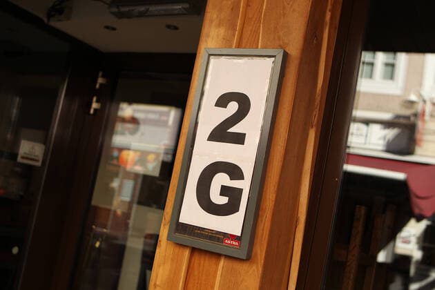 At the entrance of a club on St Pauli it is pointed out that only vaccinated and recovered people are allowed to enter the location The gastronomy business uses the so-called 2G option model of the city of Hamburg, which allows organizers and restaurateurs to grant admission to more guests Negatively tested people are no longer allowed to enter St Pauli Hamburg