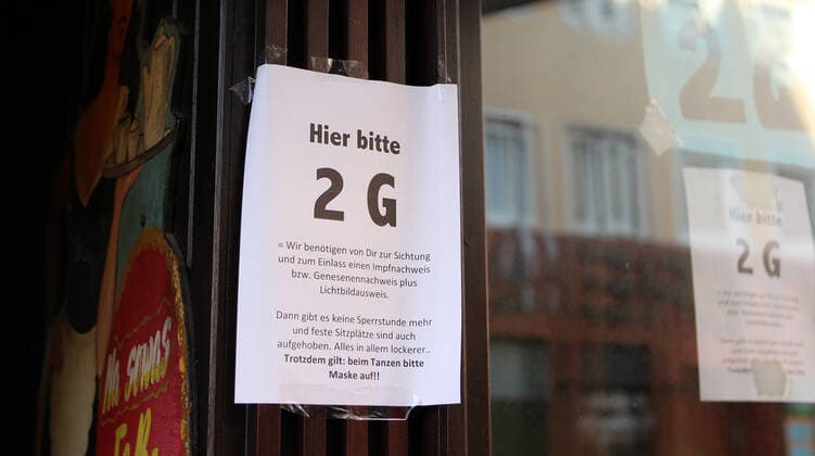 At the entrance of a club on St Pauli it is pointed out that only vaccinated and recovered people are allowed to enter the location The gastronomy business uses the so-called 2G option model of the city of Hamburg, which allows organizers and restaurateurs to grant admission to more guests Negatively tested people are no longer allowed to enter St Pauli Hamburg