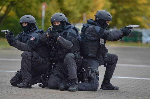 polizei,polizeieinsatz,spezialeinheit,sondereinsatz,spezialeinsatzkommando,einsatz,polizeieinsätze,sek,sondereinsatzkommando *** police,police operation,swat team,special operation,special response unit,polices,police operations,police surgery,swat teams,task force,special operations h92-fj5 EDITORIAL USE ONLY