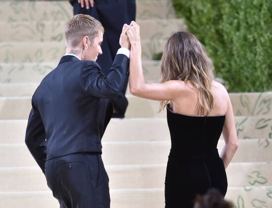 NEW YORK, NEW YORK - SEPTEMBER 13: Justin Bieber and Hailey Bieber at the 2021 Met Gala benefit In America: A Lexicon of Fashion at Metropolitan Museum of Art on September 13, 2021 in New York City. Copyright: xJohnxPalmerx