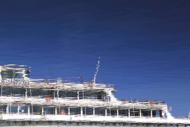 IMAGO Creative: Dichotomien, Reflexionen - Architektur IMAGO Creative: Dichotomien, Reflexionen spiegelung,boot,fähre,reflexion,reflexionen,spiegeln,spiegelungen,boote,fähren,fährschiff,fährschiffe *** reflection,boat,ferry,reflections,boats,ferries mle-gpy
