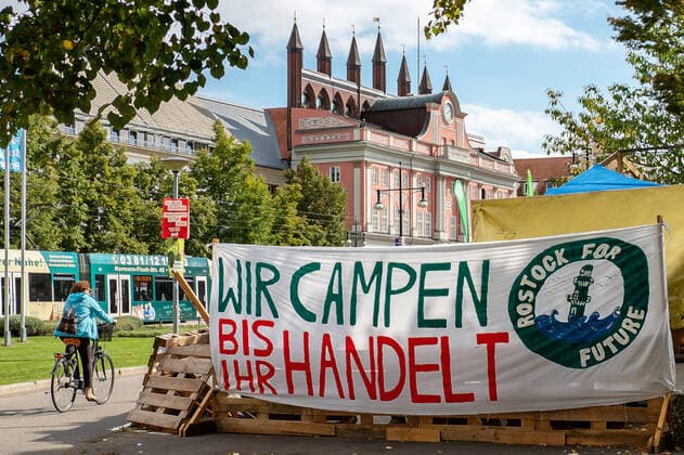 Bilder des Jahres 2021, News 09 September News Themen der Woche KW37 Kurz vor der Bundestagswahl: Am 24.09. Klimastreik - 14.09.2021: Symbolfoto: Klimakrise - Am 24.9. plant Fridays for Future unter dem Motto ANOTHER WORLD IS POSSIBLE - EINE BESSERE WELT IST MÖGLICH weltweit Aktionen in rund 80 Staaten. In Deutschland gibt es so kurz vor der Bundestagswahl rund 200 Demonstrationen. In Rostock startet die Demo um 15 Uhr. Zudem wird gerade in der Hansestadt ein Klima-Camp (Foto) bei der Marienkirche errichtet. Rostock Mecklenburg-Vorpommern Deutschland *** Shortly before the federal election On 24 09 Climate strike 14 09 2021 Symbol photo Climate crisis On 24 9, Fridays for Future is planning worldwide actions in around 80 countries under the motto ANOTHER WORLD IS POSSIBLE A BETTER WORLD IS POSSIBLE In Ger