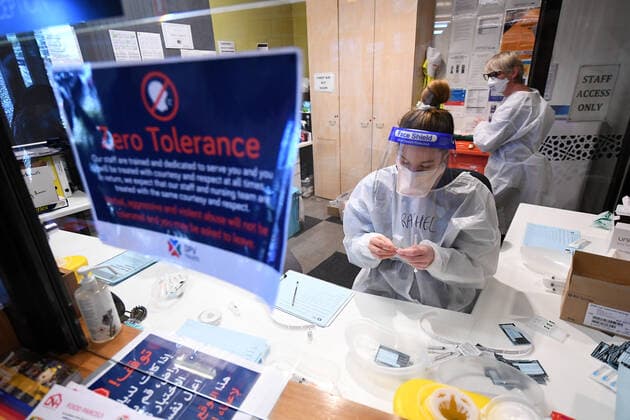 News Bilder des Tages VICTORIA CORONAVIRUS COVID19, A healthcare worker is seen preparing dose of Covid19 vaccines at pop-up clinic in Broadmeadows, Melbourne, Wednesday, September 15, 2021. Victoria s long-awaited roadmap out of lockdown will be released on Sunday, the premier has confirmed, as a man in his 20s became one of the state s latest COVID-19 victims. ( NO ARCHIVING, EDITORIAL USE ONLY, NO USE IN BOOKS WITHOUT CONSENT MELBOURNE VIC AUSTRALIA  Copyright: xJAMESxROSSx 20210915001576354083