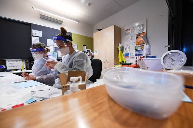 VICTORIA CORONAVIRUS COVID19, Healthcare workers are seen preparing dose of Covid19 vaccines at pop-up clinic in Broadmeadows, Melbourne, Wednesday, September 15, 2021. Victoria s long-awaited roadmap out of lockdown will be released on Sunday, the premier has confirmed, as a man in his 20s became one of the state s latest COVID-19 victims. ( NO ARCHIVING, EDITORIAL USE ONLY, NO USE IN BOOKS WITHOUT CONSENT MELBOURNE VIC AUSTRALIA  Copyright: xJAMESxROSSx 20210915001576354796
