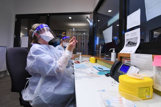 VICTORIA CORONAVIRUS COVID19, Healthcare workers are seen preparing dose of Covid19 vaccines at pop-up clinic in Broadmeadows, Melbourne, Wednesday, September 15, 2021. Victoria s long-awaited roadmap out of lockdown will be released on Sunday, the premier has confirmed, as a man in his 20s became one of the state s latest COVID-19 victims. ( NO ARCHIVING, EDITORIAL USE ONLY, NO USE IN BOOKS WITHOUT CONSENT MELBOURNE VIC AUSTRALIA  Copyright: xJAMESxROSSx 20210915001576354886