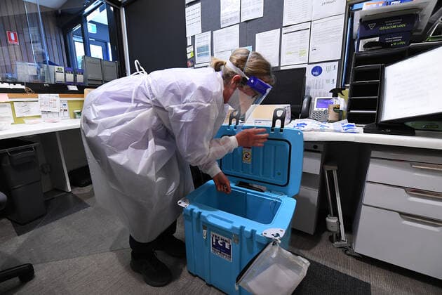 VICTORIA CORONAVIRUS COVID19, A healthcare worker is seen preparing dose of Covid19 vaccines at pop-up clinic in Broadmeadows, Melbourne, Wednesday, September 15, 2021. Victoria s long-awaited roadmap out of lockdown will be released on Sunday, the premier has confirmed, as a man in his 20s became one of the state s latest COVID-19 victims. ( NO ARCHIVING, EDITORIAL USE ONLY, NO USE IN BOOKS WITHOUT CONSENT MELBOURNE VIC AUSTRALIA  Copyright: xJAMESxROSSx 20210915001576355084